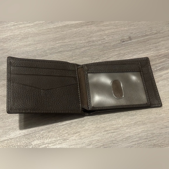 Fossil Leather Bi-Fold Wallet - Picture 5 of 5